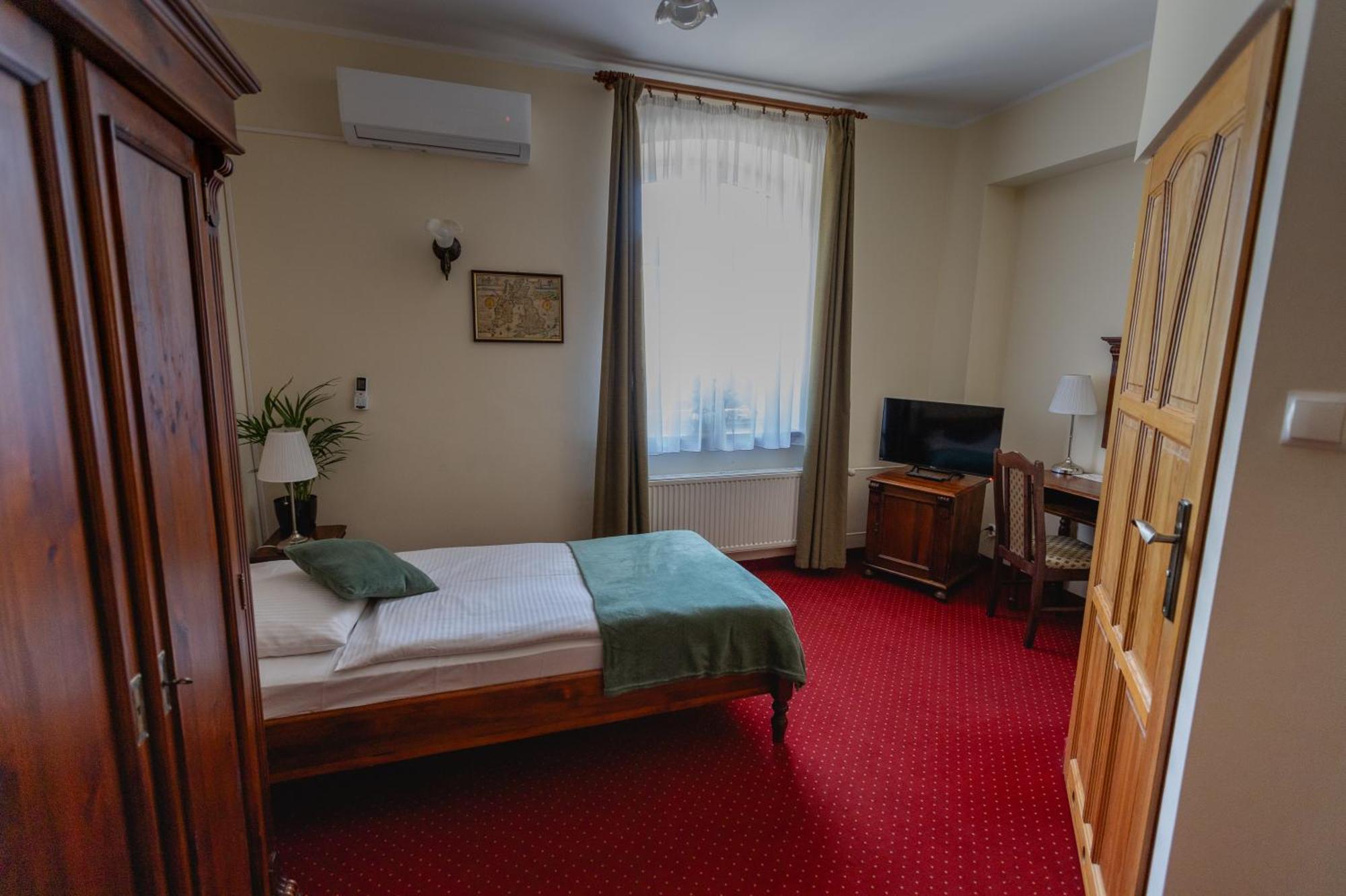 Hotel Aslan Тарновськє-Гури Екстер'єр фото